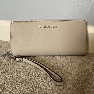 AMAZING 🤩- Michael Kors - MK Wrist Wallet in Cement color (Pearl Gray)